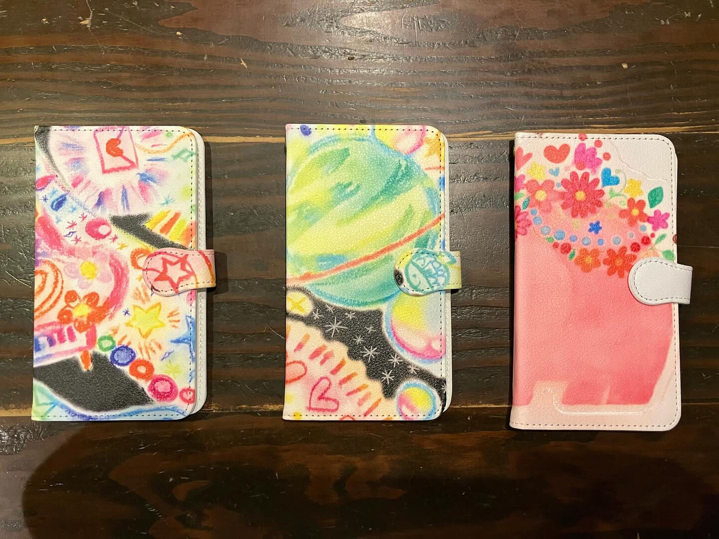 絵本作家の中川めぐみさんがデザインしたスマホカバーをご紹介し