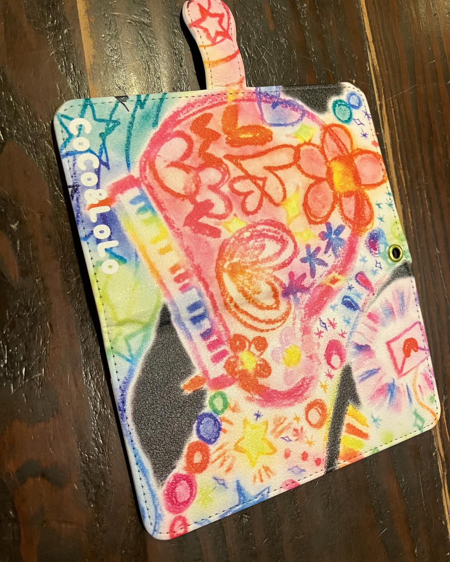絵本作家の中川めぐみさんがデザインしたスマホカバーをご紹介し
