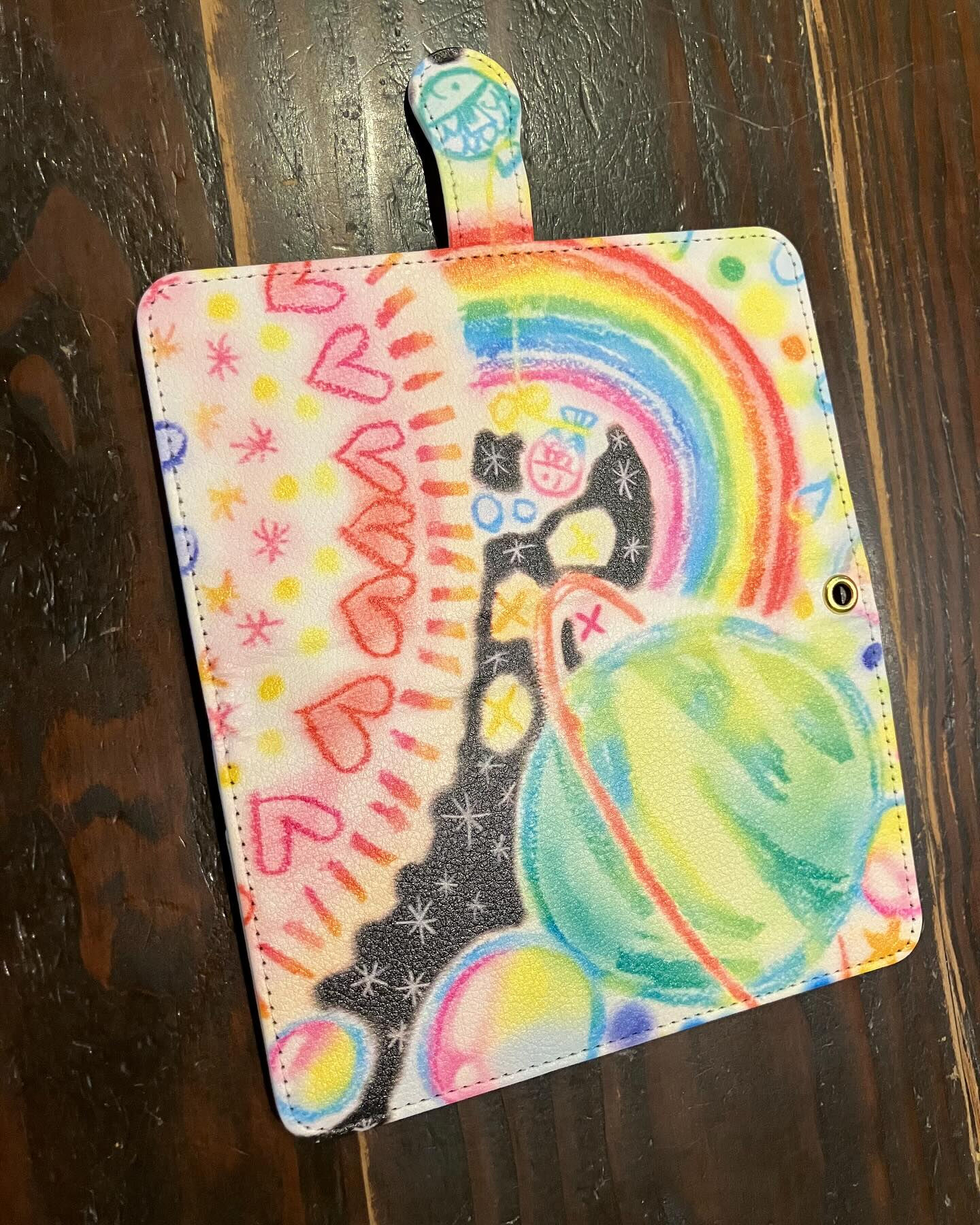 絵本作家の中川めぐみさんがデザインしたスマホカバーをご紹介し