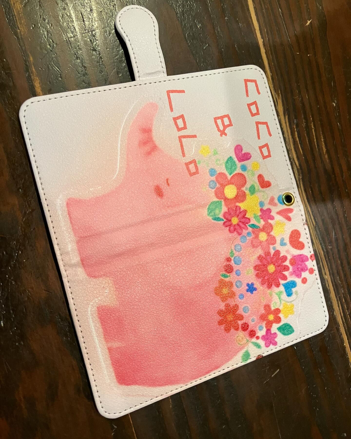 絵本作家の中川めぐみさんがデザインしたスマホカバーをご紹介し