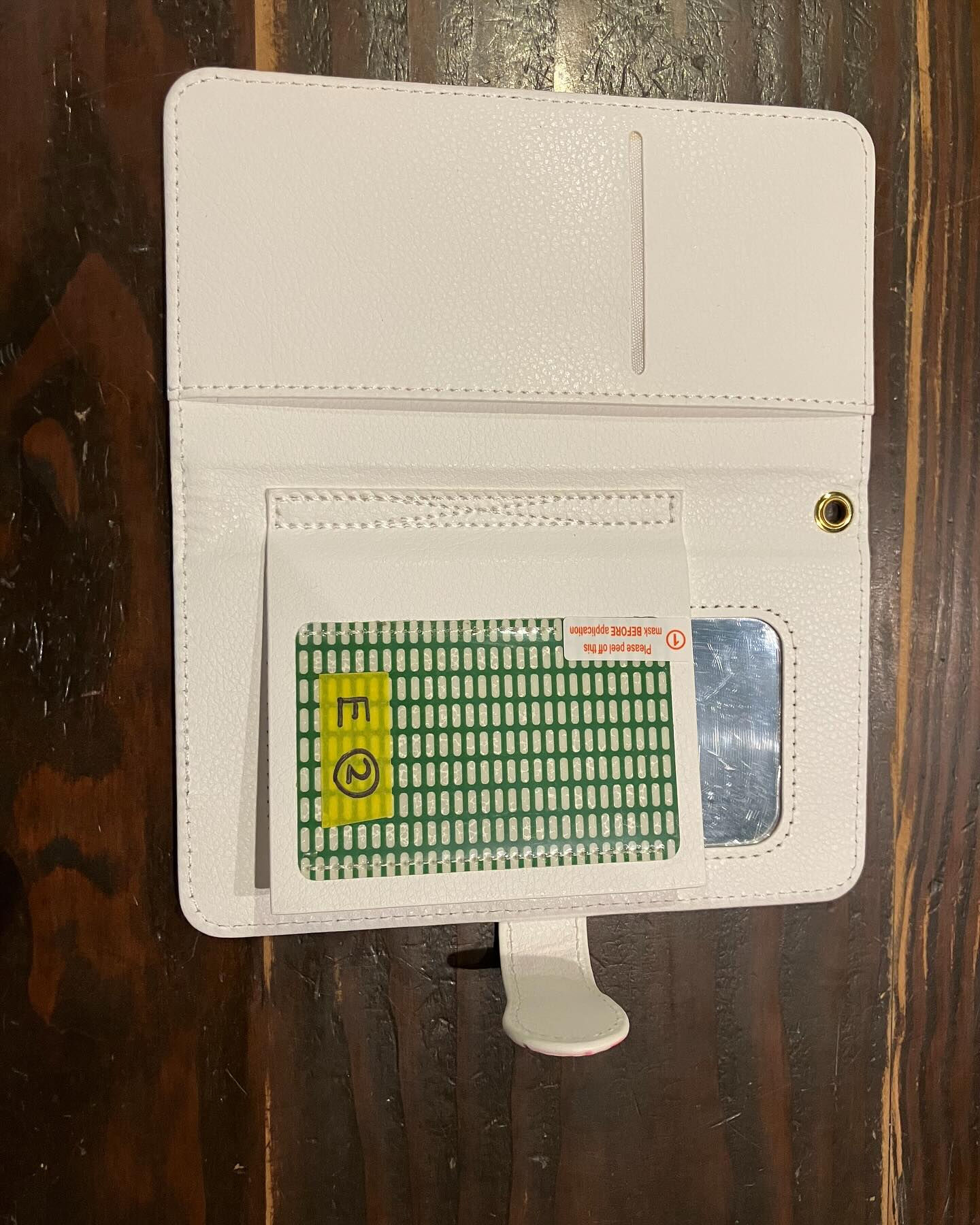 絵本作家の中川めぐみさんがデザインしたスマホカバーをご紹介し